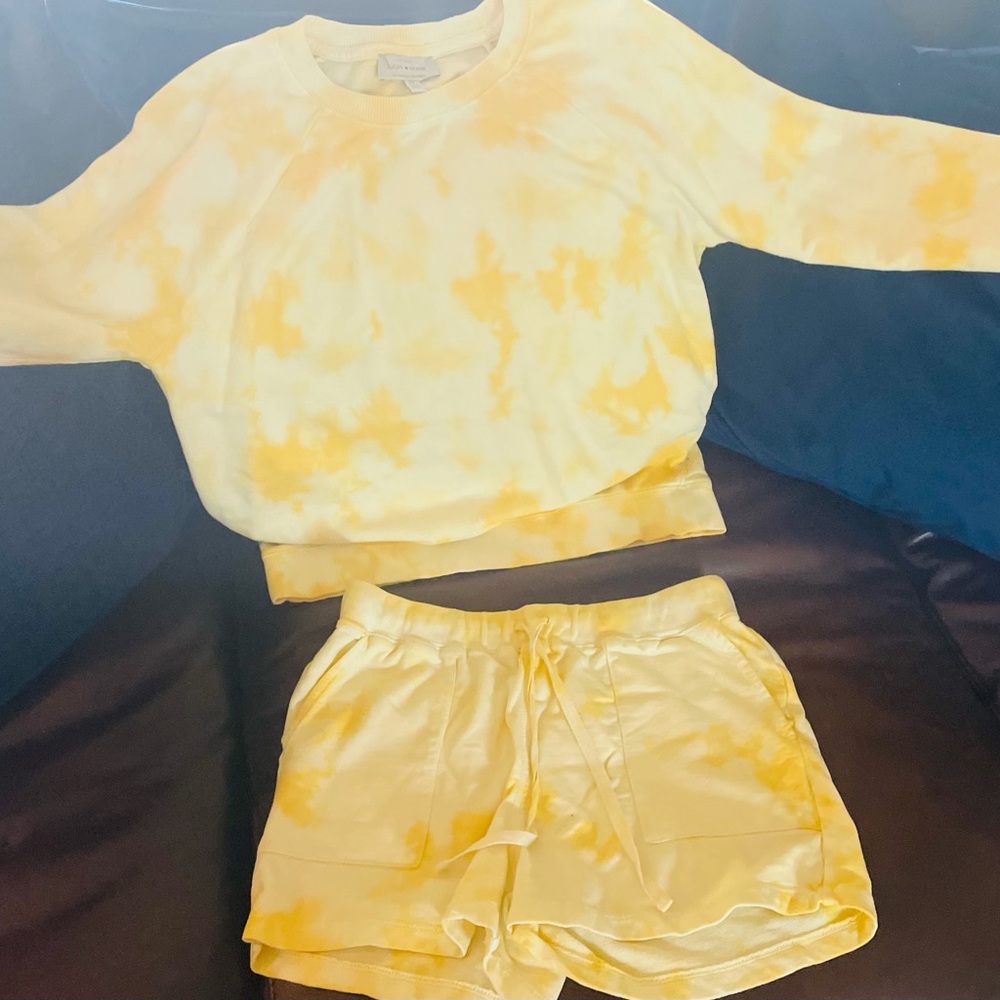 Women’s XS Lucky Brand set . Sweater and shorts.